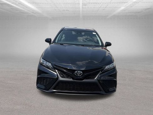Used 2021 Toyota Camry SE FWD image 3