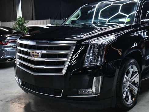 Used 2016 Cadillac Escalade Luxury image 6