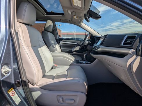 Used 2019 Toyota Highlander XLE FWD image 16