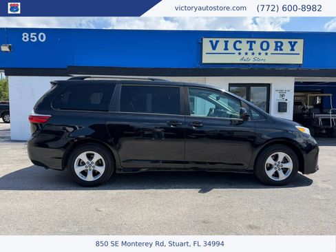 Used 2019 Toyota Sienna LE FWD image 2