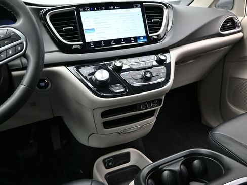 Used 2024 Chrysler Pacifica Touring-L FWD image 43