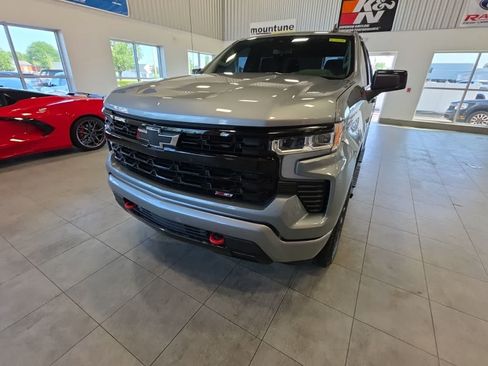 Used 2025 Chevrolet Silverado 1500 LT Trail Boss w/ LPO, Dark Essentials Package AWD/4WD image 2