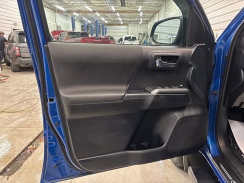 Used 2018 Toyota Tacoma TRD Sport image 7