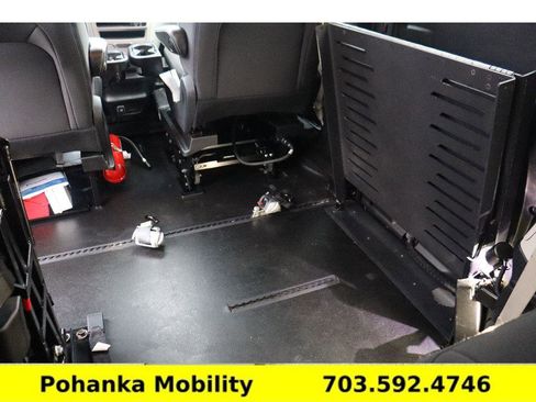 Used 2020 Chrysler Voyager L image 3