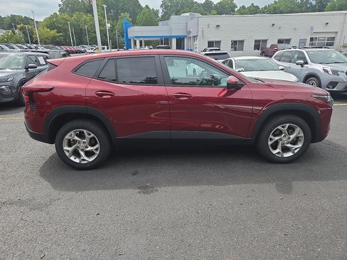 Used 2024 Chevrolet Trax LS w/ LS Convenience Package FWD image 2