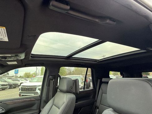 Used 2021 Chevrolet Tahoe Z71 w/ Luxury Package AWD/4WD image 15