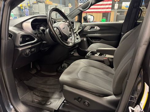 Used 2019 Chrysler Pacifica Touring Plus w/ S Appearance Package FWD image 3