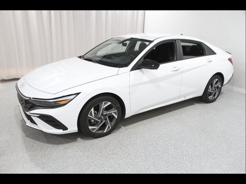 Certified 2025 Hyundai Elantra Sport FWD image 3