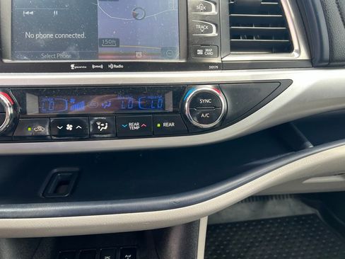 Used 2017 Toyota Highlander XLE w/ Carpet Mat Package AWD/4WD image 38