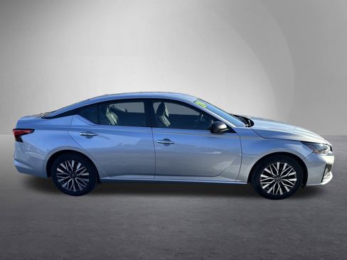 Used 2024 Nissan Altima 2.5 SV image 2