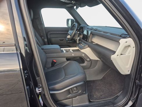Used 2025 Land Rover Defender 110 S image 19
