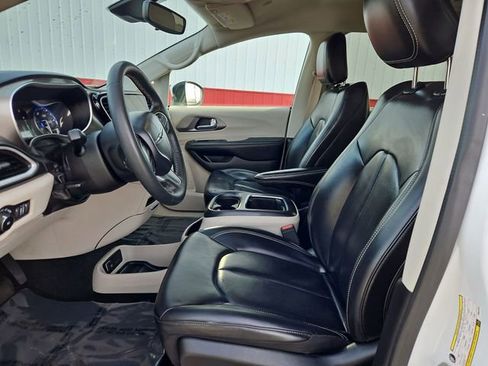 Used 2023 Chrysler Pacifica Touring-L image 21