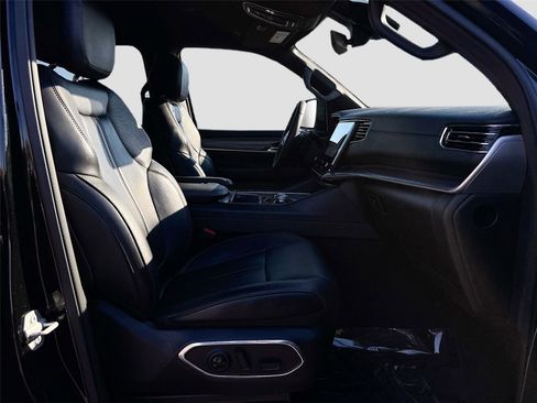 Used 2024 Jeep Wagoneer L Series II image 30