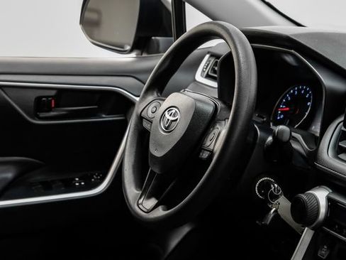 Used 2021 Toyota RAV4 LE image 14