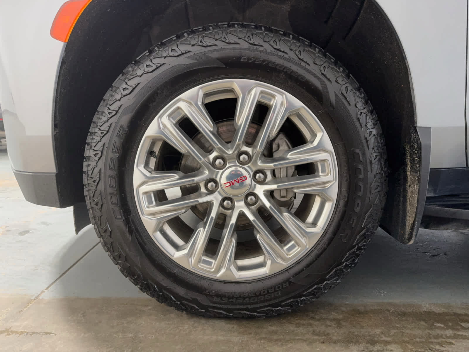 Used 2023 GMC Yukon XL SLT AWD/4WD image 9