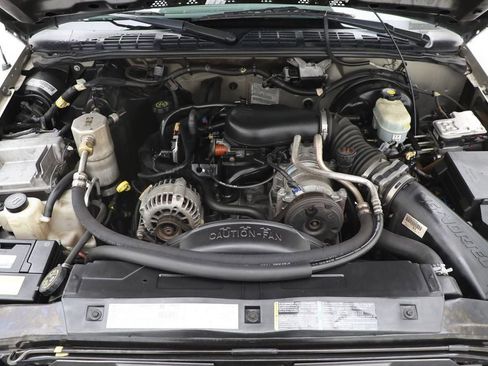 Used 2002 Chevrolet S10 Pickup 2WD Regular Cab w/ Preferred Equipment Group image 21