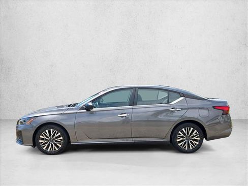 Used 2025 Nissan Altima 2.5 SV FWD image 9