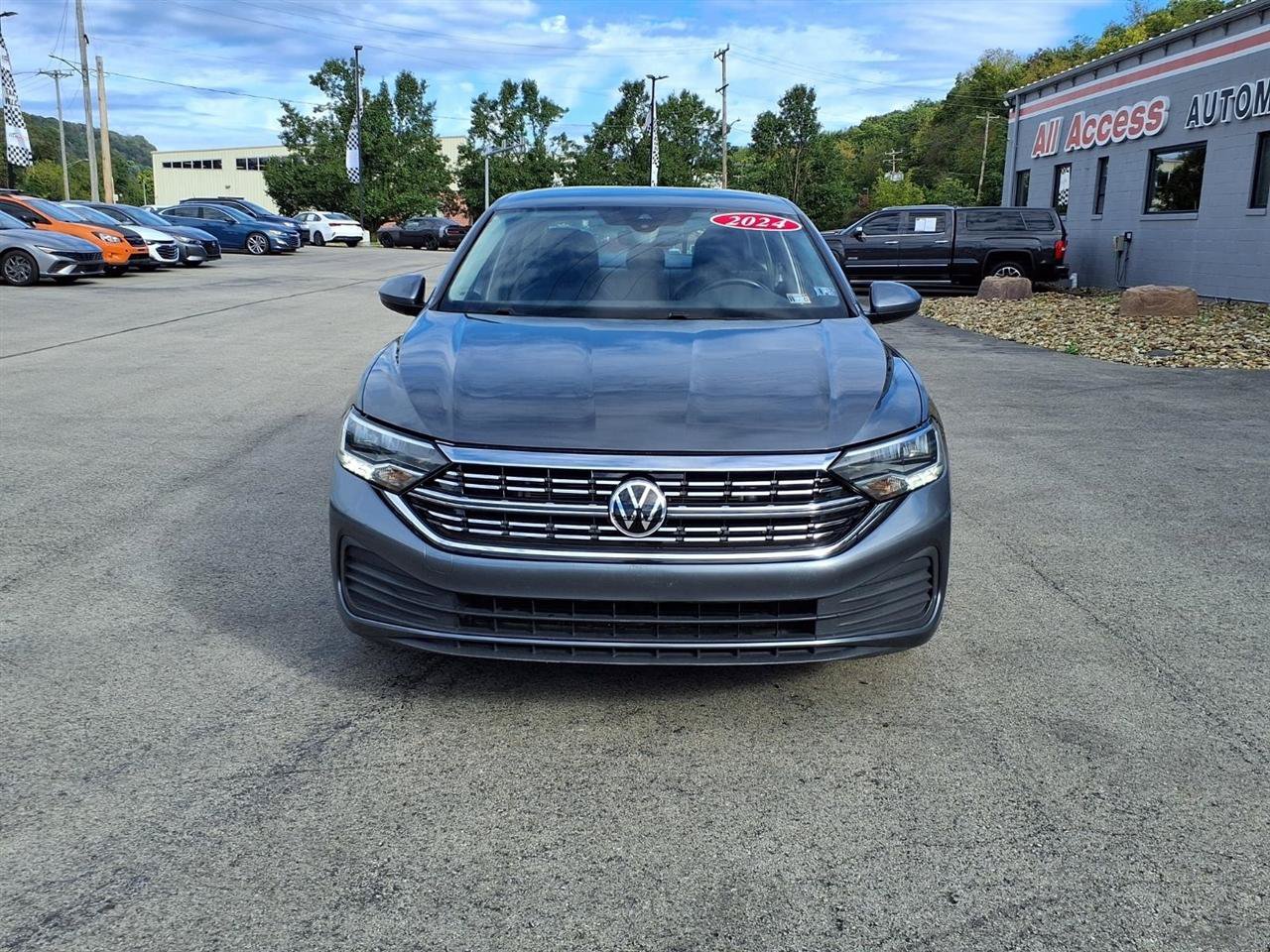 Used 2024 Volkswagen Jetta SE FWD image 2