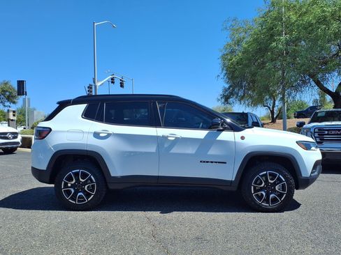 Used 2025 Jeep Compass Trailhawk w/ Trailhawk Convenience Group AWD/4WD image 4