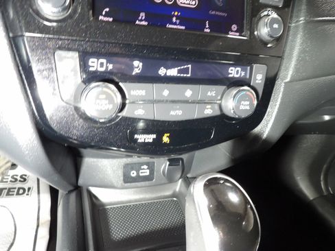 Used 2019 Nissan Rogue SV image 15