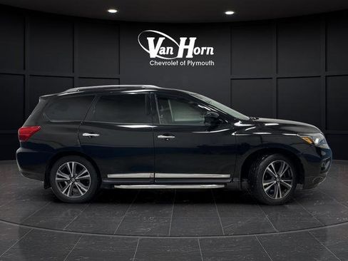 Used 2020 Nissan Pathfinder Platinum image 2