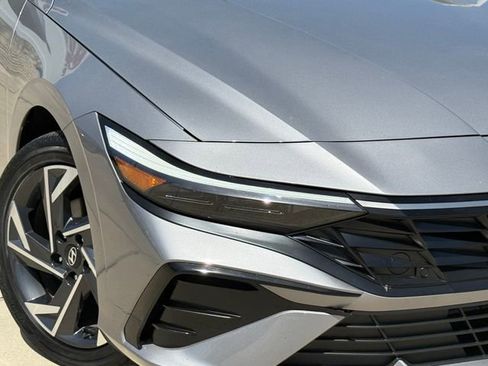 Used 2025 Hyundai Elantra SEL image 3