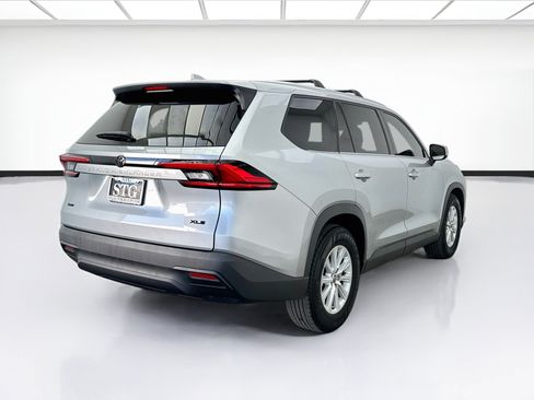 Used 2024 Toyota Grand Highlander XLE FWD image 4
