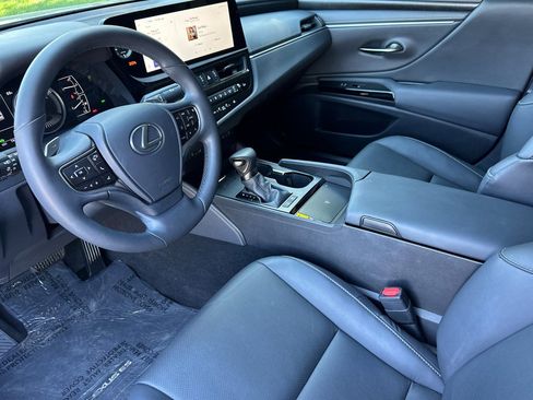 Used 2025 Lexus ES 300h w/ Premium Package image 7