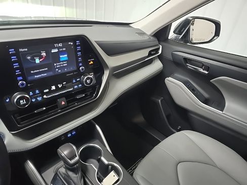 Used 2022 Toyota Highlander XLE image 26