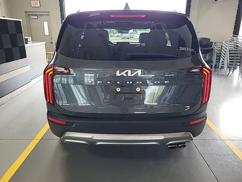 Used 2022 Kia Telluride EX w/ EX Premium Package FWD image 4