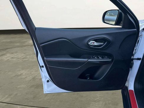 Used 2019 Jeep Cherokee Trailhawk w/ Cold Weather Group AWD/4WD image 10