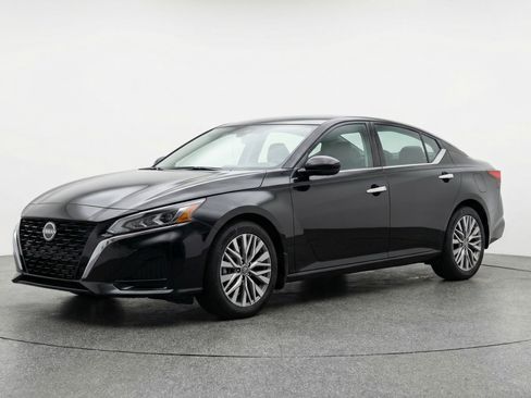 Used 2025 Nissan Altima 2.5 SV image 3