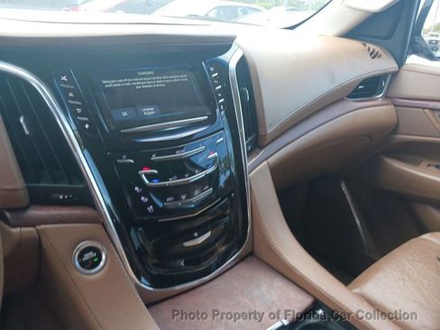 Used 2016 Cadillac Escalade Platinum RWD image 7