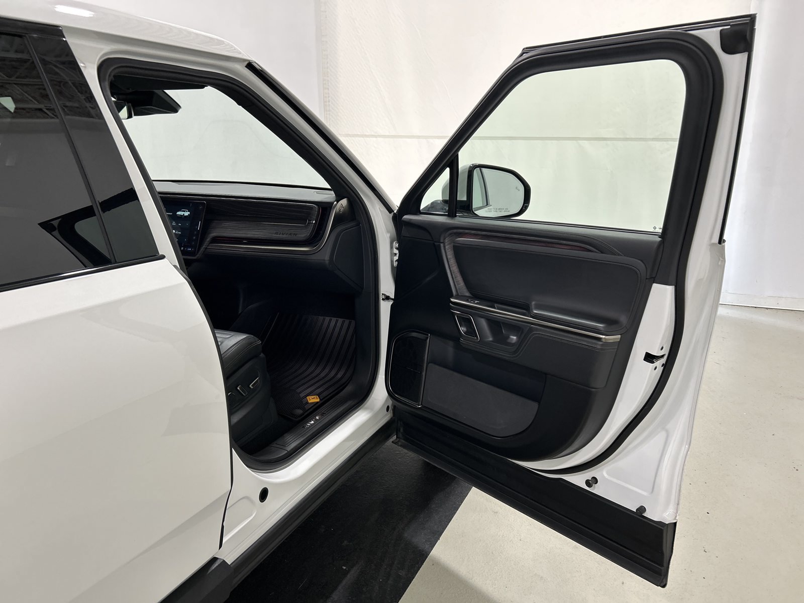 Used 2022 Rivian R1T Adventure AWD/4WD image 18