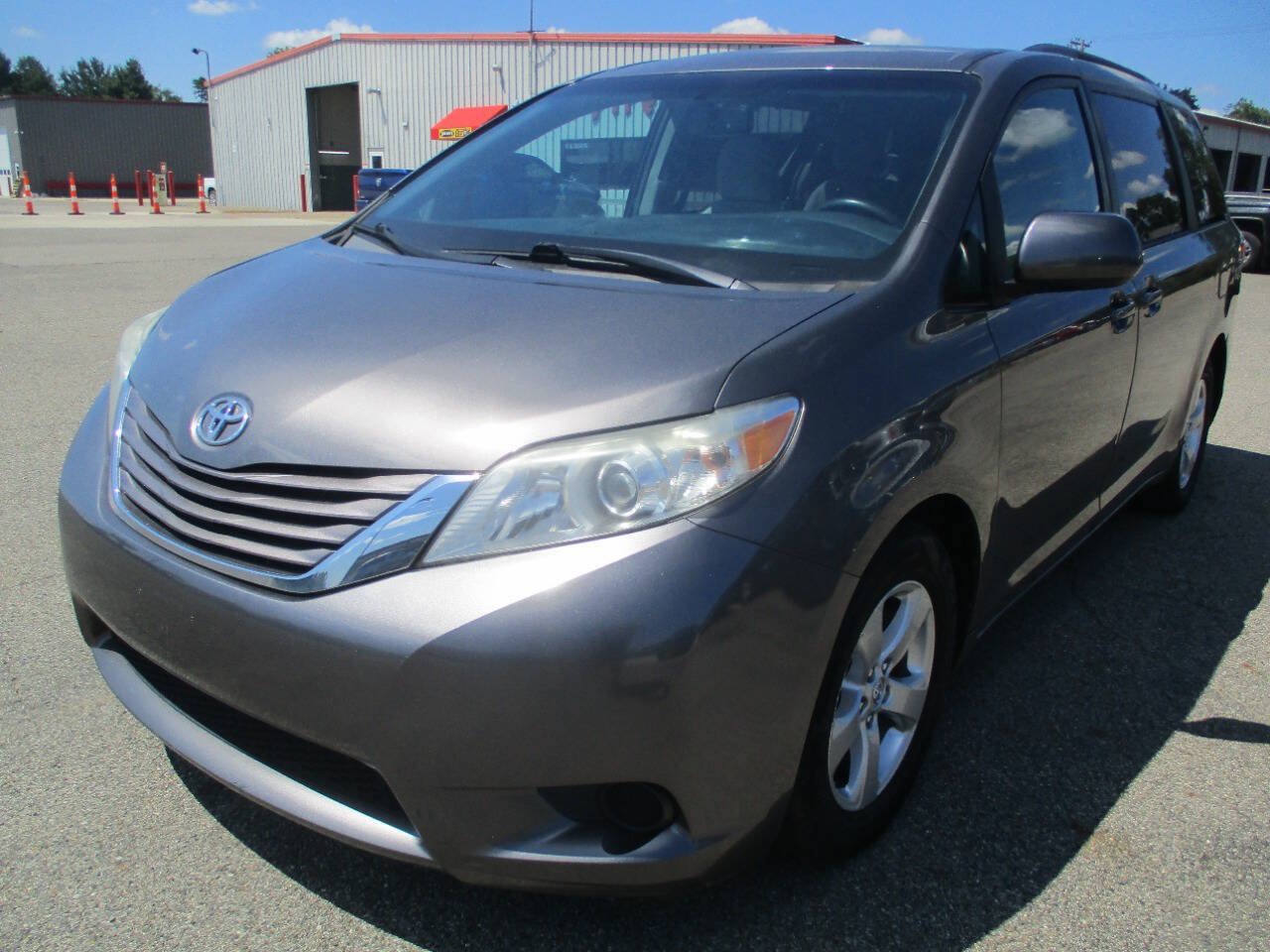 Used 2017 Toyota Sienna LE FWD image 2