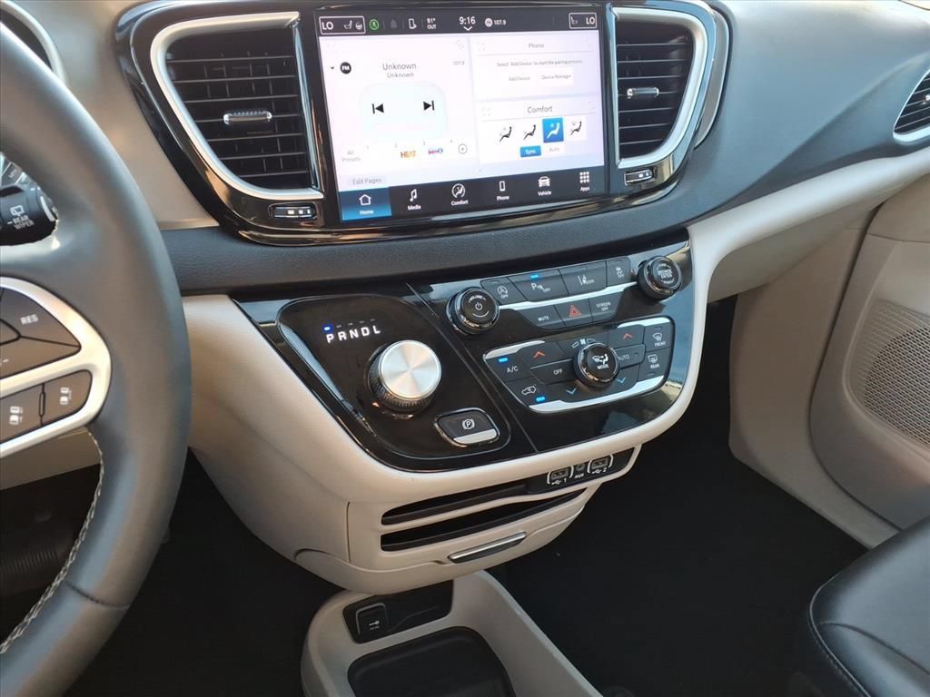 Used 2024 Chrysler Pacifica Touring-L FWD image 27