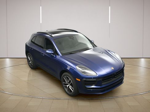 Certified 2025 Porsche Macan AWD/4WD image 40
