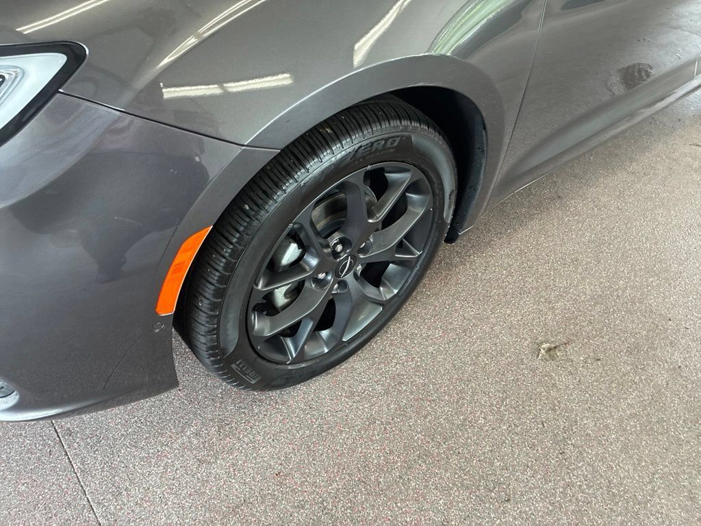 Used 2023 Chrysler Pacifica Limited w/ S Appearance Package FWD image 6