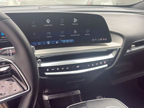 Used 2024 Cadillac Lyriq Luxury AWD/4WD image 9