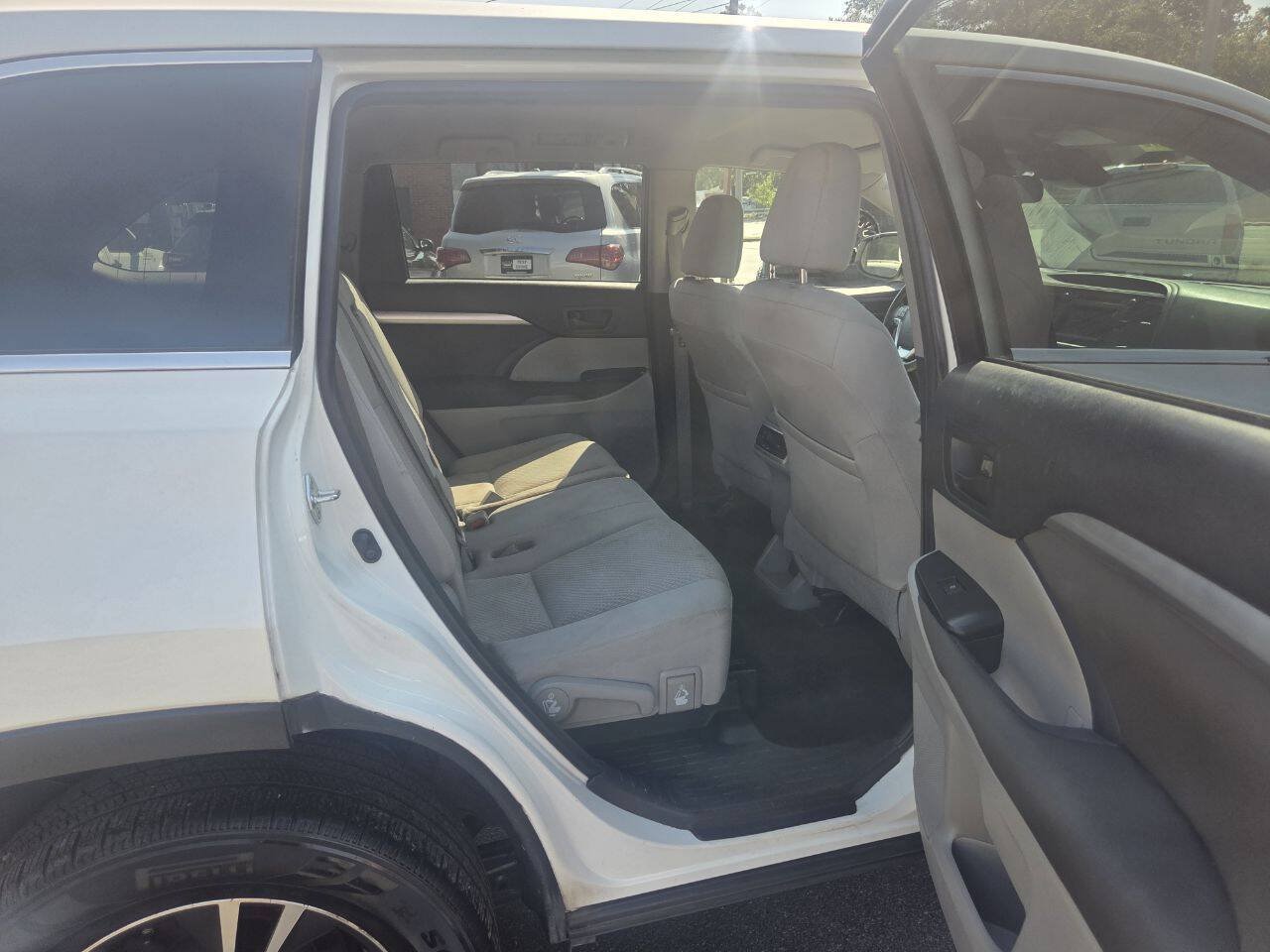 Used 2019 Toyota Highlander LE FWD image 15