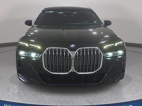 Used 2023 BMW 760i xDrive AWD/4WD image 2