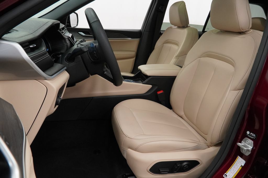 Certified 2025 Jeep Grand Cherokee Limited AWD/4WD image 3