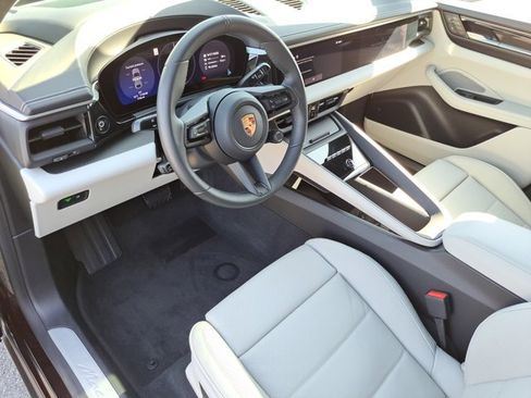 Certified 2025 Porsche Macan Electric image 25