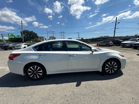 Used 2017 Nissan Altima 2.5 SV w/ Convenience Package FWD image 4