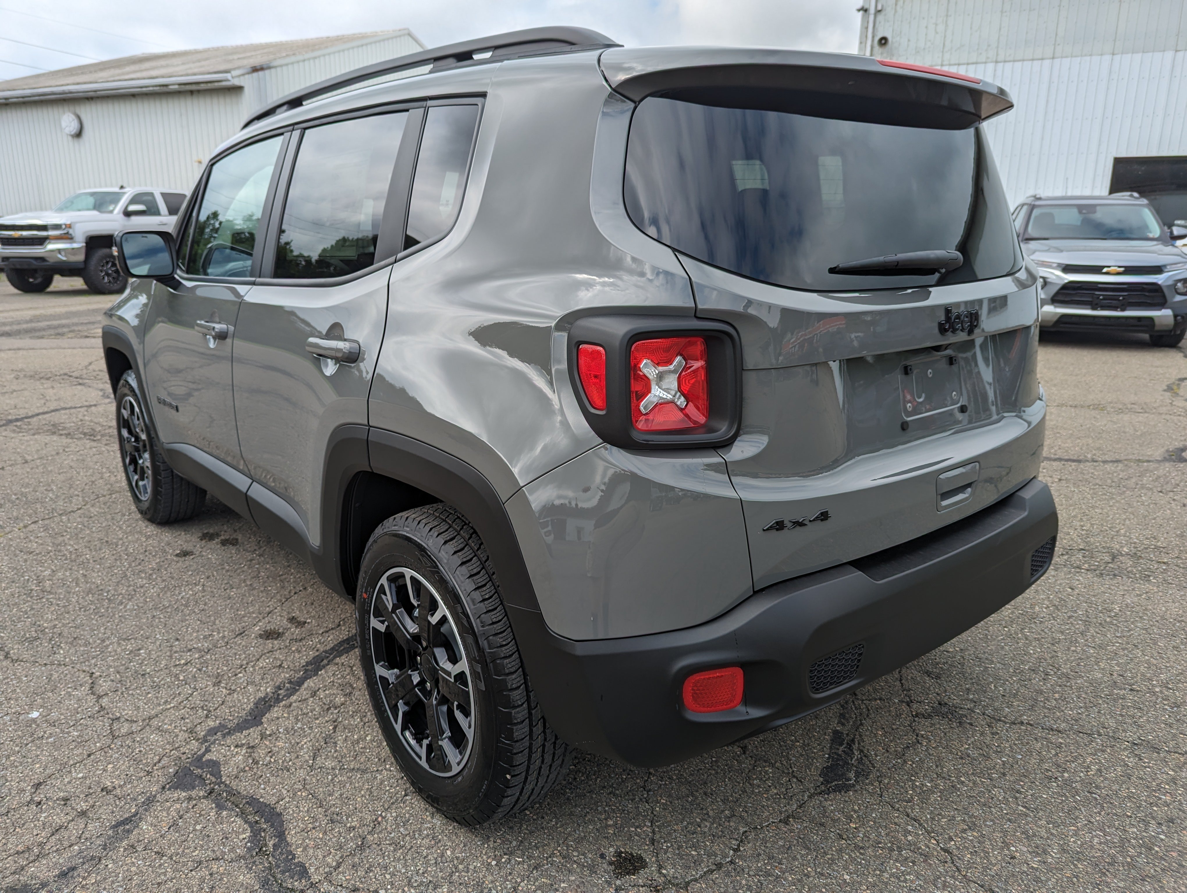 Used 2023 Jeep Renegade Latitude AWD/4WD image 6