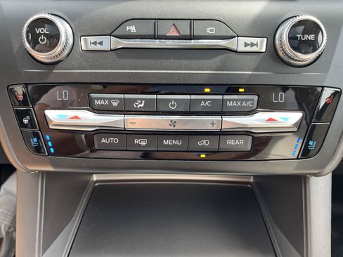 Used 2020 Ford Explorer Platinum w/ Premium Technology Package AWD/4WD image 15