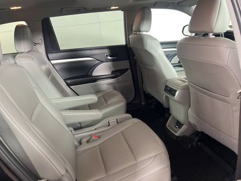 Used 2019 Toyota Highlander XLE image 14