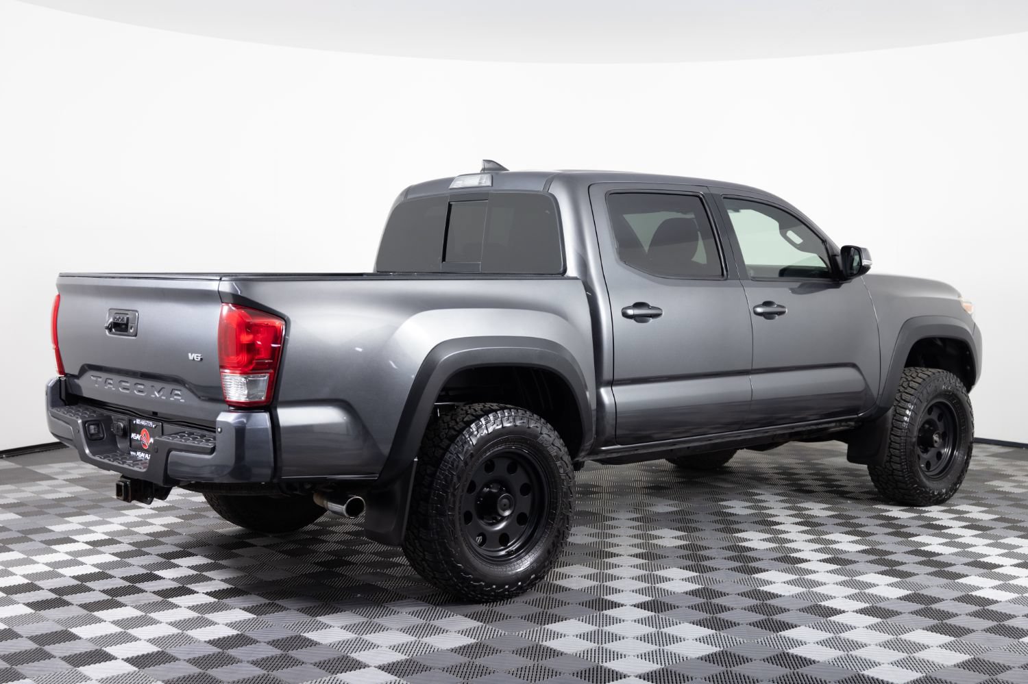 Used 2017 Toyota Tacoma TRD Off-Road w/ Premium & Technology Package AWD/4WD image 8