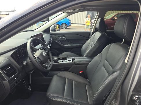 Used 2025 Nissan Rogue SL w/ Tech Package AWD/4WD image 3