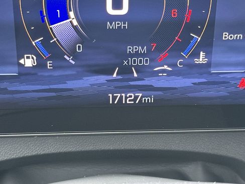 Used 2025 Chevrolet Traverse LT FWD image 24